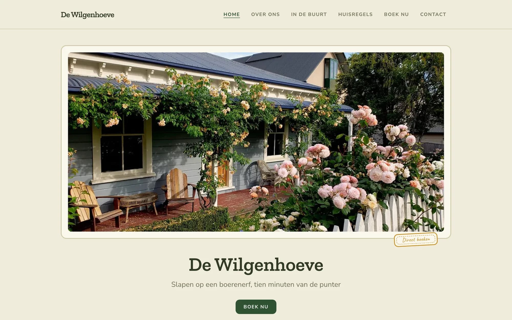 De homepage van voorbeeldsite De Wilgenhoeve: een boerderij-B&B met rozen rond de veranda, in warme groene en gele tinten