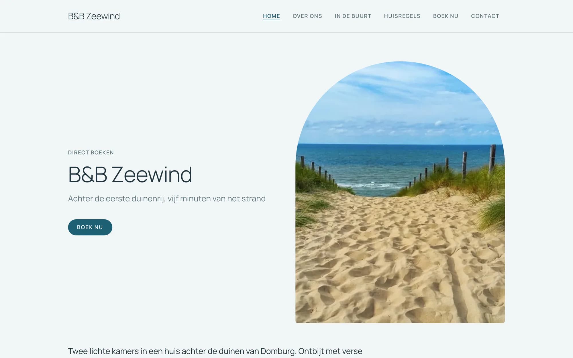 De homepage van voorbeeldsite B&B Zeewind: een duinpad naar zee in een boogvormig kader, in zeeblauw en licht grijs